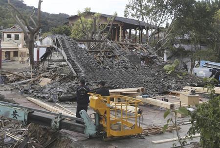 映画「サイレンス」のセットの補強工事中にセットの家屋が倒壊し、作業員１人が死亡、２人が負傷した＝２０１５年１月２９日、台湾・台北市（ＡＰ）