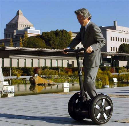 ブッシュ米大統領から贈られた電動２輪車「セグウェイ」で首相官邸に向かう小泉純一郎首相＝平成１７（2005）年１２月１６日（代表撮影撮影）