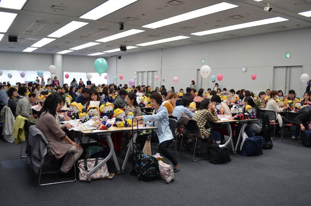 「プリモプエル幼稚園」で〝わが子〟と一緒に給食を楽しむ〝保護者〟たち