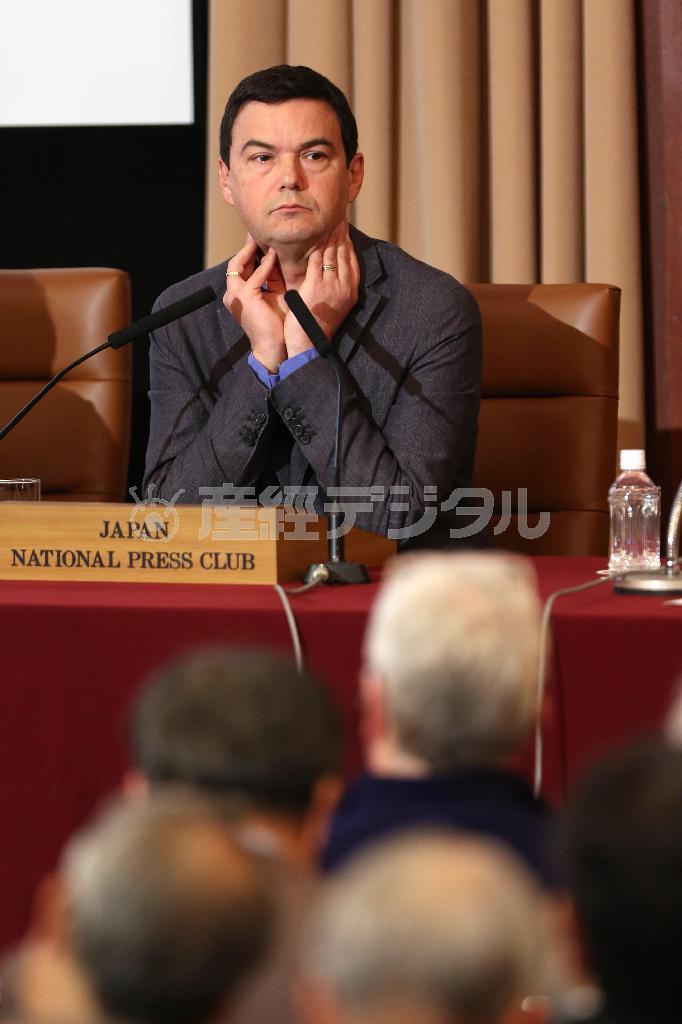 記者会見する「２１世紀の資本」の著者、トマ・ピケティ氏＝２０１５年１月３１日、東京都千代田区（蔵賢斗撮影）