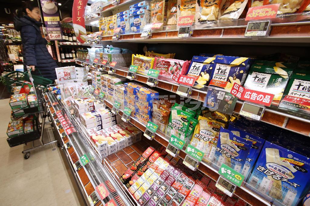 都内のスーパーの乳製品売り場。生乳価格の上昇で値上げの動きが広がっている＝東京都内（共同）