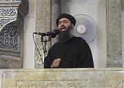 ２０１４年７月、メッセージビデオに初めて登場した「イスラム国」を率いるアブバクル・バグダーディ容疑者。イスラム国は執拗なサイバー戦略で、その主張を世界中に流布させようとしている＝イラク北部（ＡＰ）