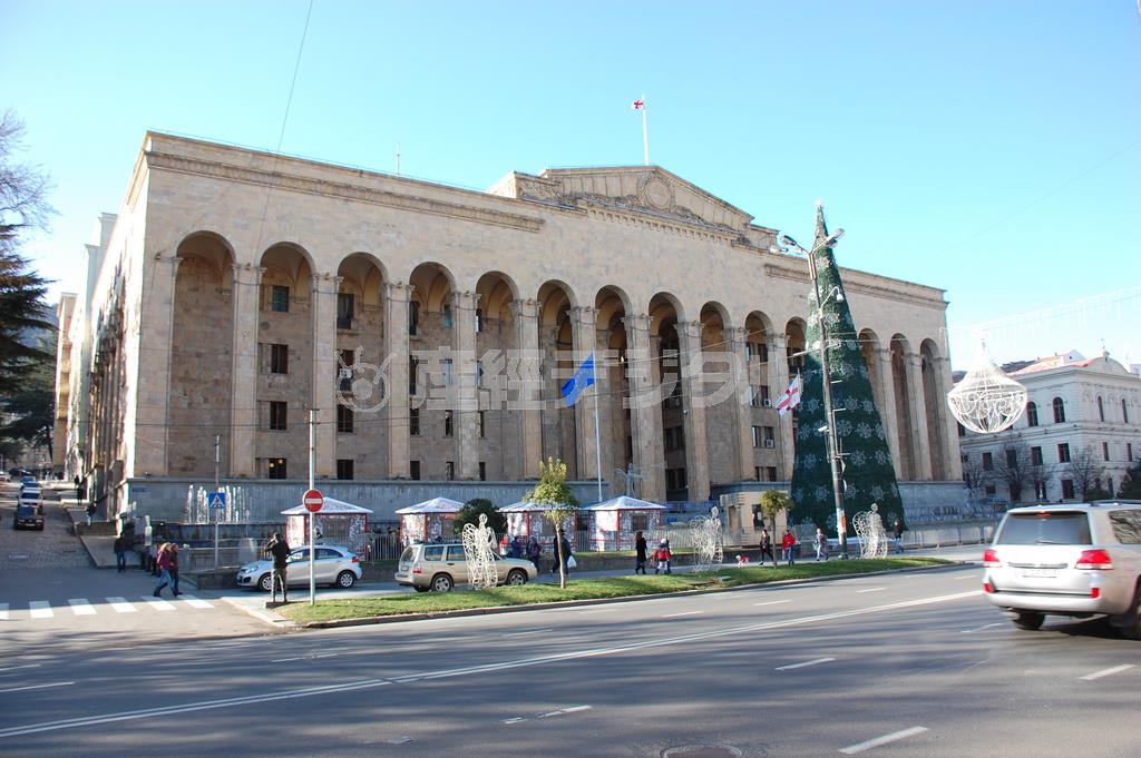 首都トビリシ中心部にある国会議事堂。グルジア国旗とともにＥＵ旗が掲げられている＝２０１４年１２月２３日、グルジア（黒川信雄撮影）