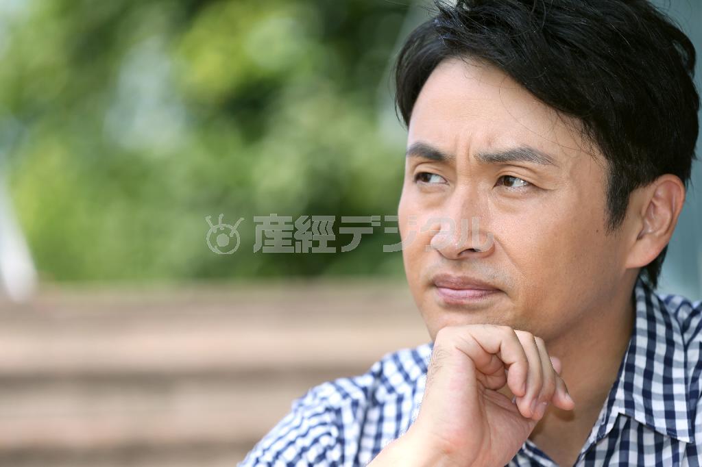 俳優、松坂桃李（とおり）さんの心中を推し量るアンジャッシュの児嶋一哉さん＝２０１４年７月２５日、東京都港区新橋（蔵賢斗撮影）