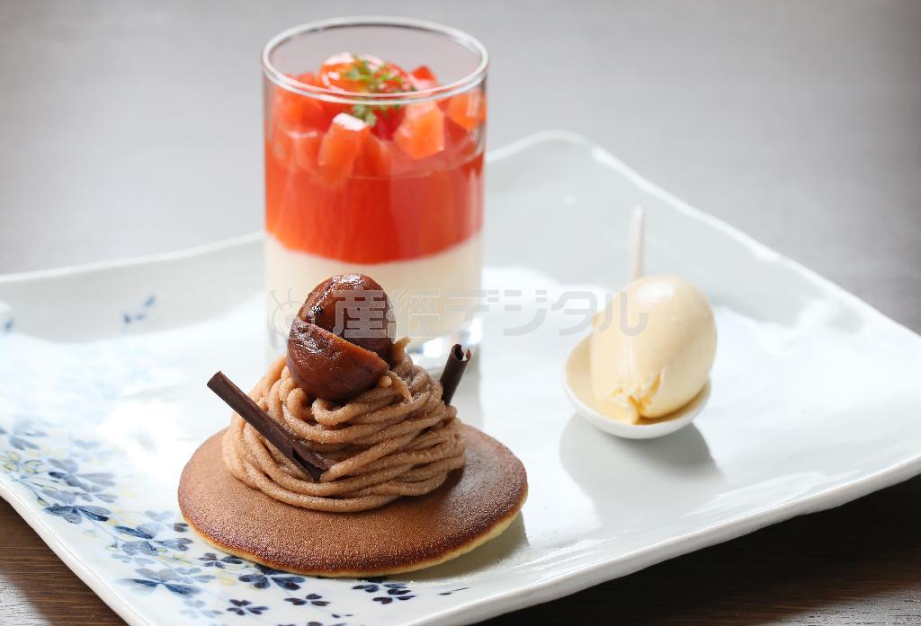 どらやきスイーツ（手前、モンブラン）とアイス（右）、ゼリー（トマトとブラッドオレンジ、グレープフルーツのムースの組み合わせ）が一緒に楽しめる「デザートセット」（１２００円）。どらやきスイーツはレアチーズなど４種類から選べる＝２０１５年１月１４日、京都市中京区（志儀駒貴撮影）