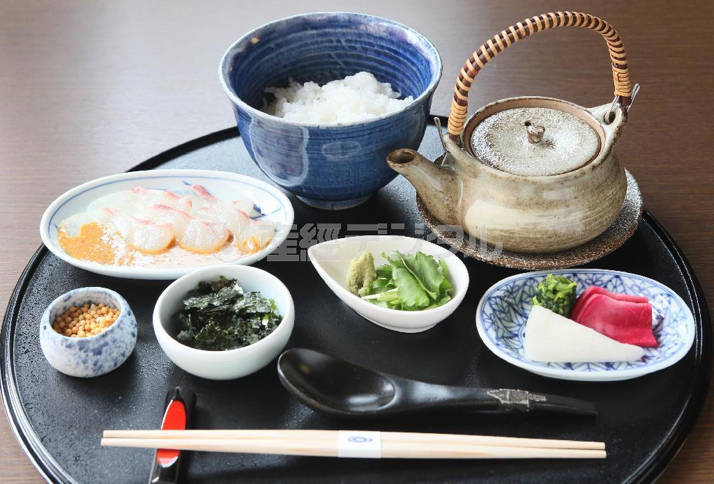 人気メニュー、鯛のお茶漬（１０００円）はいかにも京都のカフェらしい逸品＝２０１５年１月１４日、京都市中京区（志儀駒貴撮影）