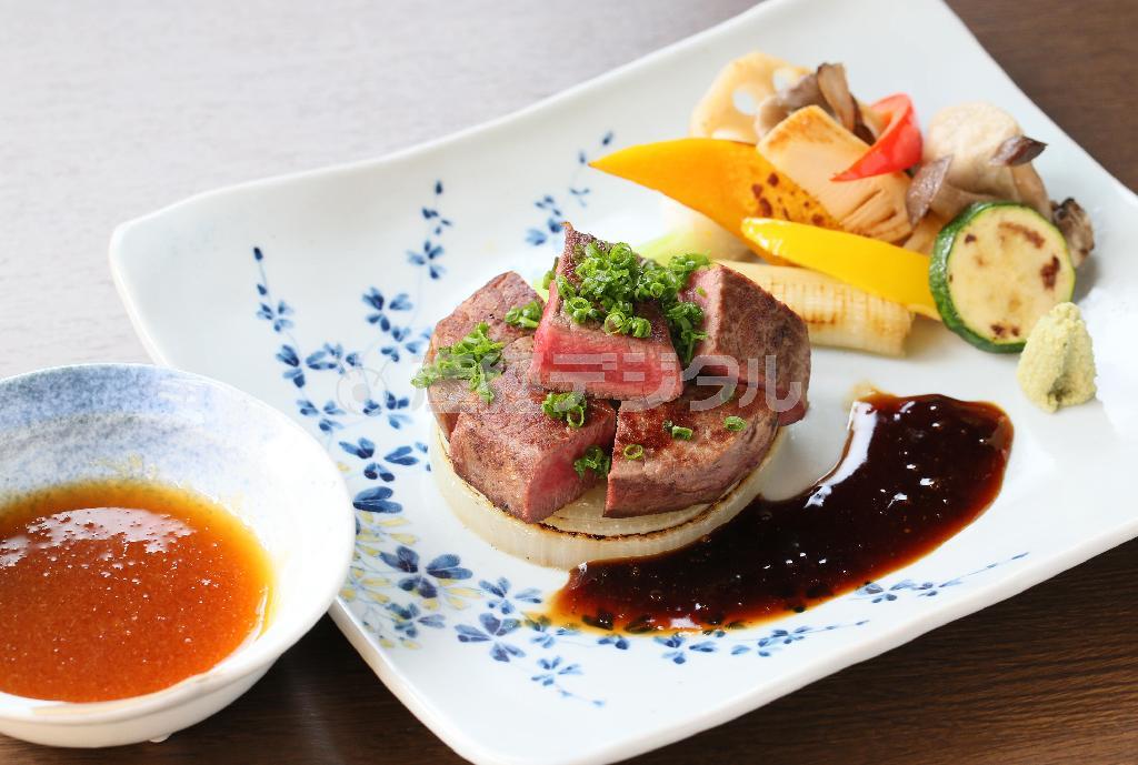 季節の野菜が彩りを添える「Ｕ．Ｓ．ビーフステーキセット」（２５００円）。ご飯、おみそ汁、お漬け物も付いて食べ応え十分＝２０１５年１月１４日、京都市中京区（志儀駒貴撮影）