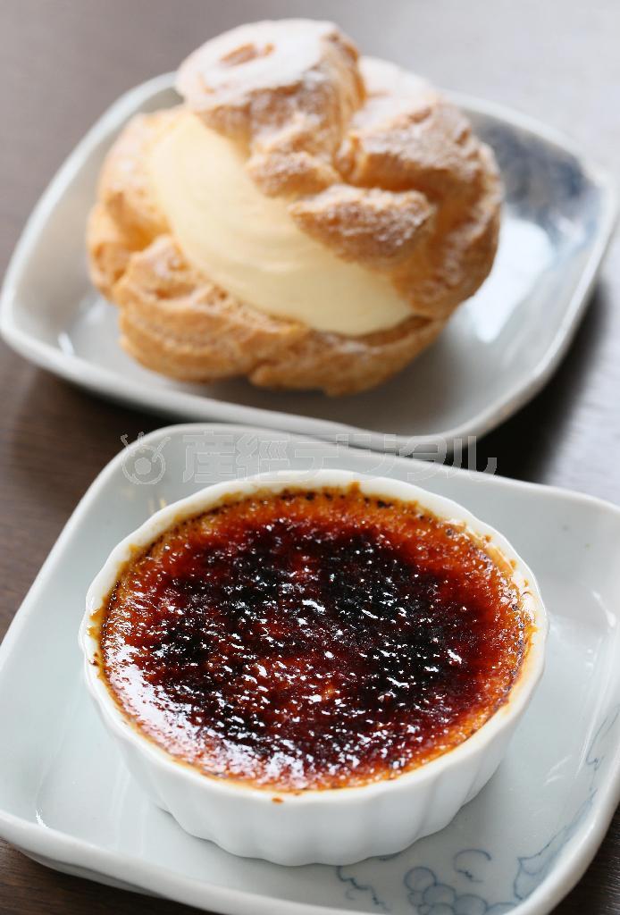 ホテルのクオリティーが自慢の「ラム酒のクリーム・ブリュレ」（手前、３５０円）と「シュークリーム」（奥、３２４円）はテイクアウトもＯＫ＝２０１５年１月１４日、京都市中京区（志儀駒貴撮影）