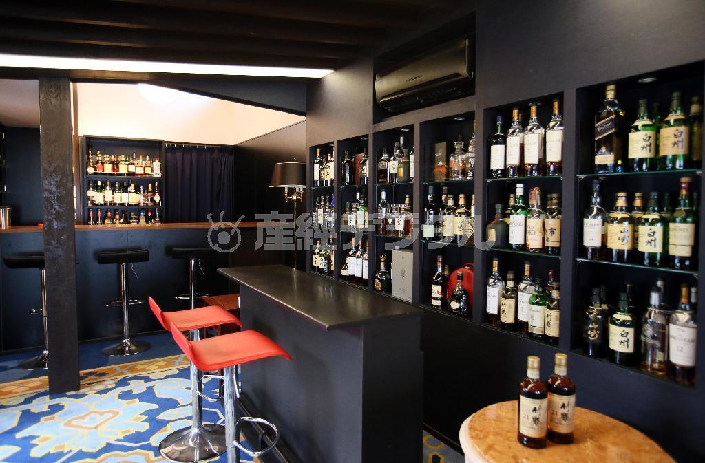 隠れ家的雰囲気も漂う２階のバーカウンター。既にリピーターも登場しているという＝２０１５年１月１４日、京都市中京区（志儀駒貴撮影）