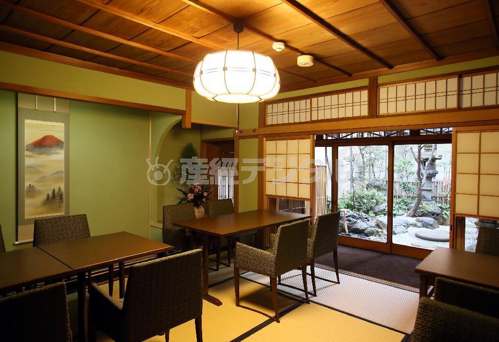 町家の良さを最大限に活かした端正な和洋折衷の店内。坪庭を眺めながらのひとときは時の経過を忘れさせてくれる…＝２０１５年１月１４日、京都市中京区（志儀駒貴撮影）