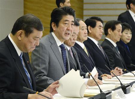 地方分権改革推進本部の会合であいさつする安倍晋三（しんぞう）首相（左から２人目）＝２０１５年１月３０日、首相官邸（共同）