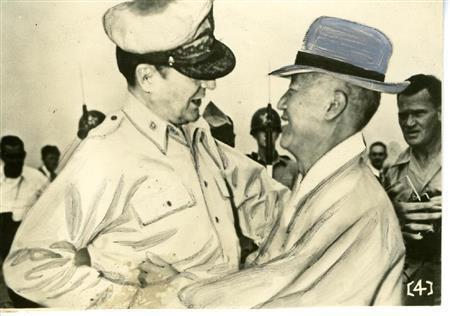 １９５０年６月の朝鮮戦争勃発直後、金浦空軍基地に到着したダグラス・マッカーサー元帥を迎える李承晩・韓国初代大統領（右）。李氏はこのころ、“危険分子”として大量の民間人や政治犯の処刑を命じ、犠牲者は６０万～１２０万人ともいわれる