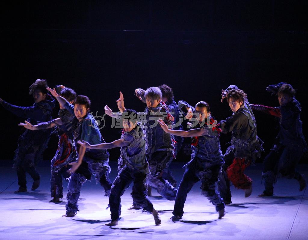 「ＢＬＵＥ」は芝居的な要素をふんだんに取り入れた舞台公演。新体操もダンスも一つのツールに過ぎない＝２０１５年１月２５日、青森県青森市堤町の「リンクステーションホール青森」（田中幸美撮影）