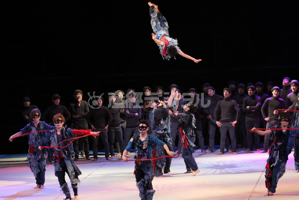 演出の長谷川達也さんは、新体操が「重力に抗って飛ぶ」ということにインスピレーションを得て「ＢＬＵＥ」の脚本を書いたという。これは存在を否定されながら、空高く飛ぶことを覚えた少年が、月へ向かうおとぎ話でもある＝２０１５年１月２５日、青森県青森市堤町の「リンクステーションホール青森」（田中幸美撮影）