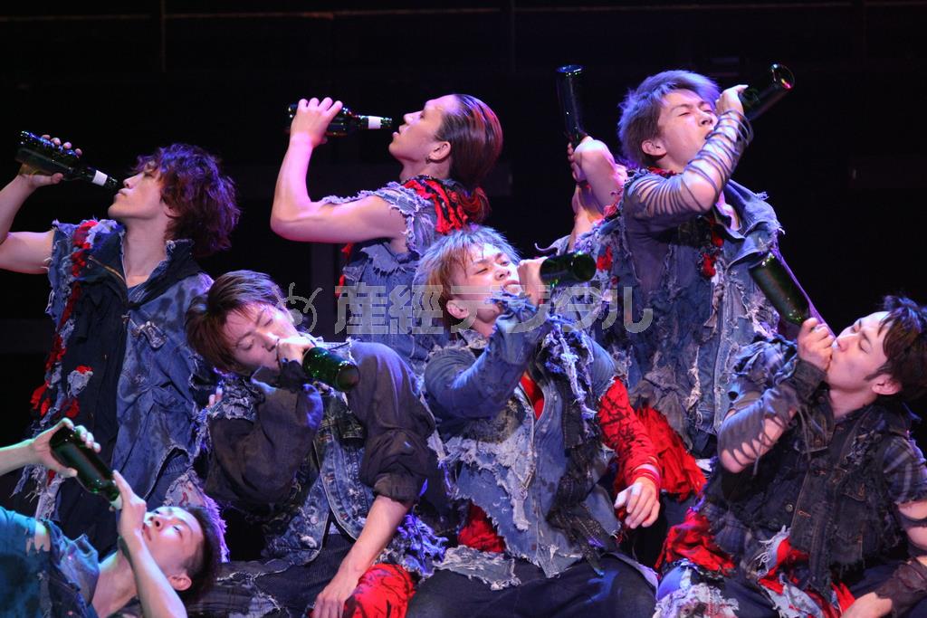 今回「ＢＬＵＥ＿ＴＯＫＹＯ」のメンバーが演じたのは戸籍を持たない「廃児」と呼ばれる少年たち。親に復讐を誓う者、金を求める者、それぞれの境遇を身体の動きや顔の表情で表現した＝２０１５年１月２４日、青森県青森市堤町の「リンクステーションホール青森」（田中幸美撮影）