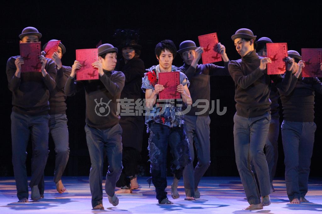 「廃児に市民権を」と書かれたチラシを手にダンスをするシーン。特別ゲストの「ＤＡＺＺＬＥ」の熱演も見逃せない。中央奧の黒い帽子姿が演出・脚本を担当した長谷川達也さん＝２０１５年１月２４日、青森県青森市堤町の「リンクステーションホール青森」（田中幸美撮影）