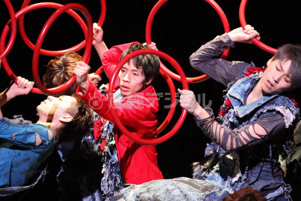 新体操特有のリングやロープなどの道具を使った演技も随所に散りばめられた＝２０１５年１月２４日、青森県青森市堤町の「リンクステーションホール青森」（田中幸美撮影）