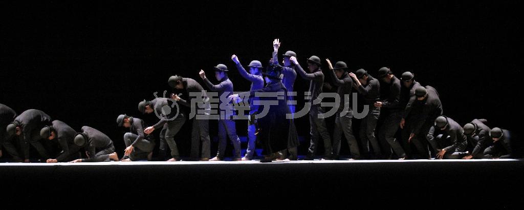 重力がどんどん増して人々が大地に釘付けと鳴るシーン。パターン化した人の配置に、まるで絵を見ているような錯覚にとらわれた＝２０１５年１月２４日、青森県青森市堤町の「リンクステーションホール青森」（田中幸美撮影）