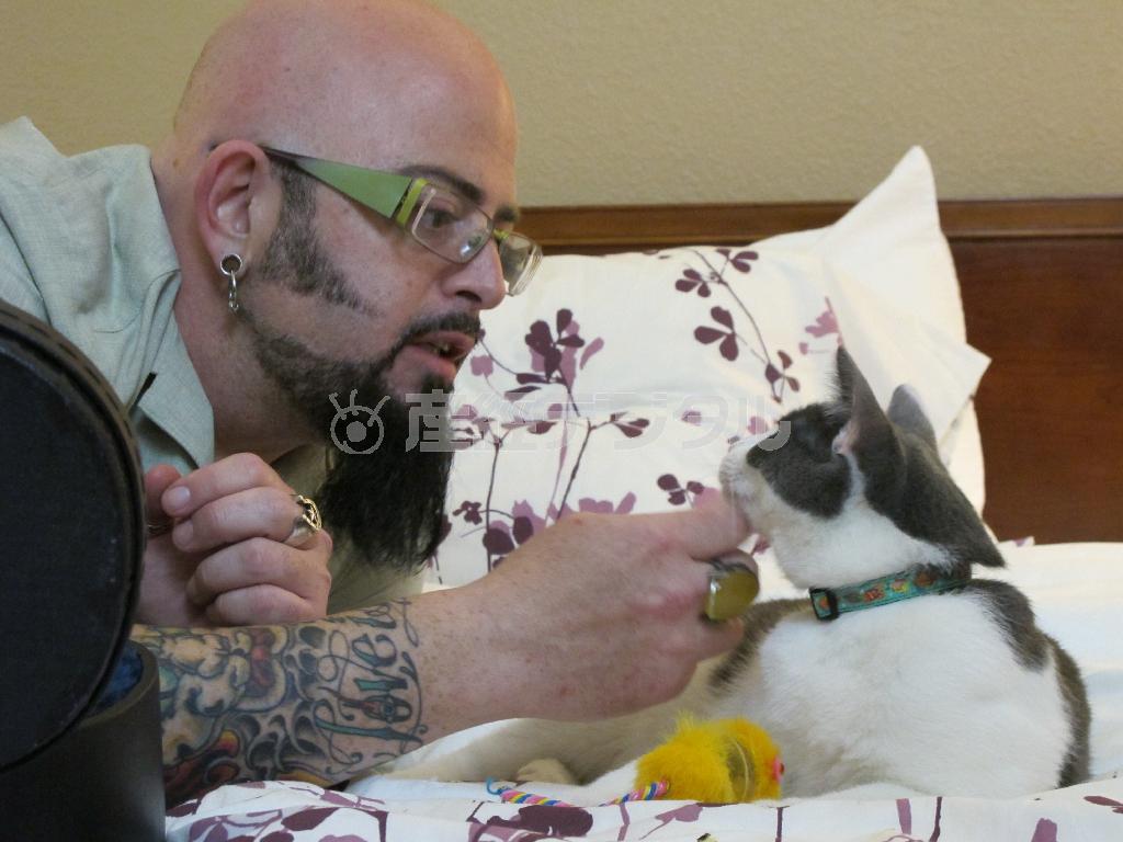 「猫ヘルパー」のジャクソン・ギャラクシー（左、アニマルプラネット提供）。（Ｃ）２０１５＿Ｄｉｓｃｏｖｅｒｙ＿Ｃｏｍｍｕｎｉｃａｔｉｏｎｓ，ＬＬＣ