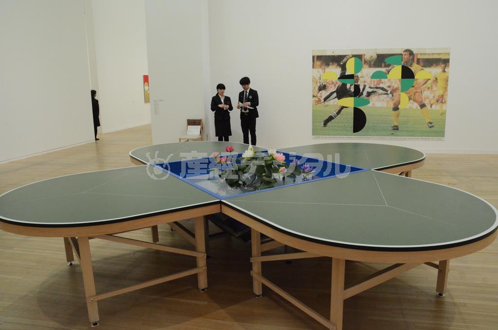 「ピン＝ポンド・テーブル」（１９９８年）金沢２１世紀美術館蔵＝２０１５年１月２３日（原圭介撮影）