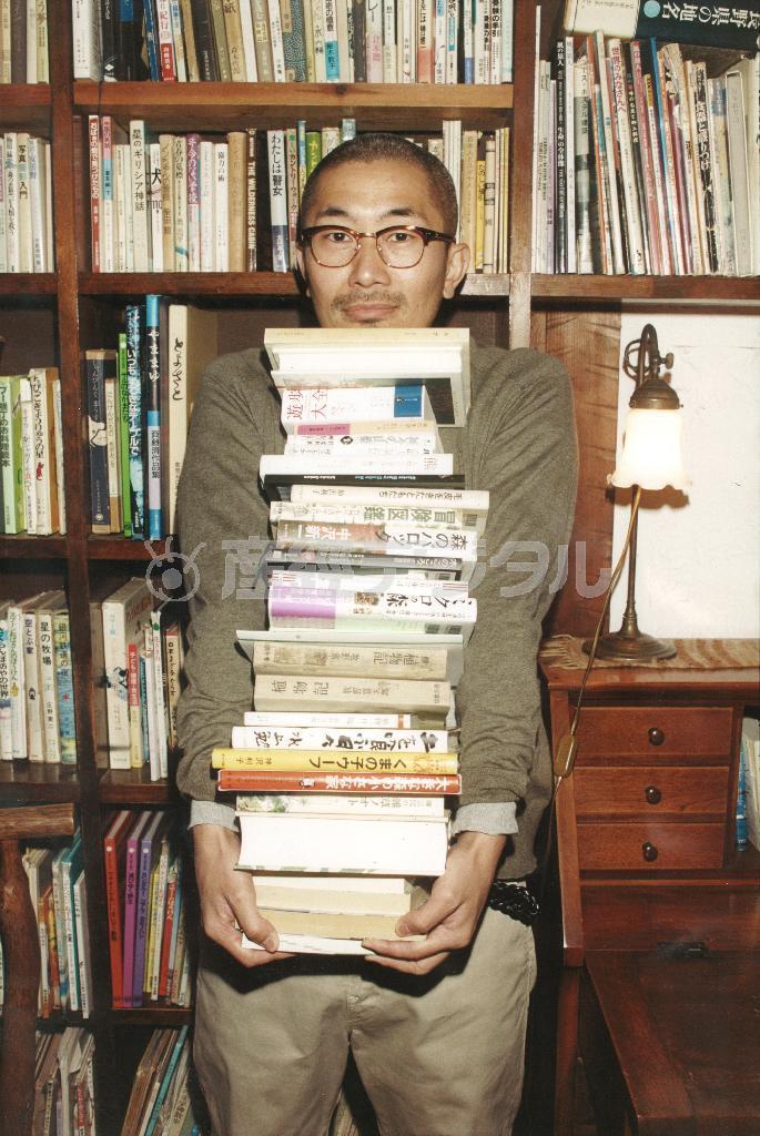 読書の日々をつづった幅允孝（はば・よしたか）さん。「本好きはもちろん、そうでない人にも手に取ってもらえたら」（藤田一浩さん撮影、提供写真）