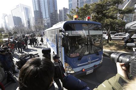 趙顕娥被告被告を乗せたバス＝２日、ソウル西武地裁（ＡＰ）