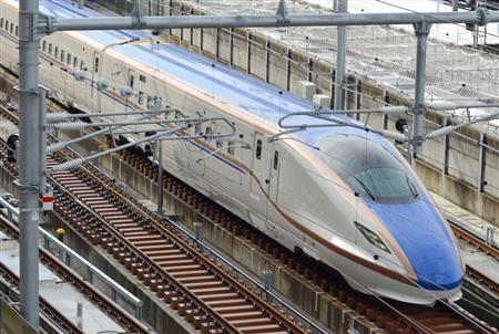 試運転する北陸新幹線車両。延伸開業で旅行需要を押し上げそうだ＝昨年１２月