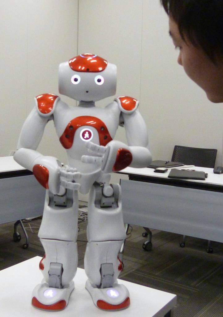 三菱東京ＵＦＪ銀行が試験導入するロボット＝２日、東京都千代田区