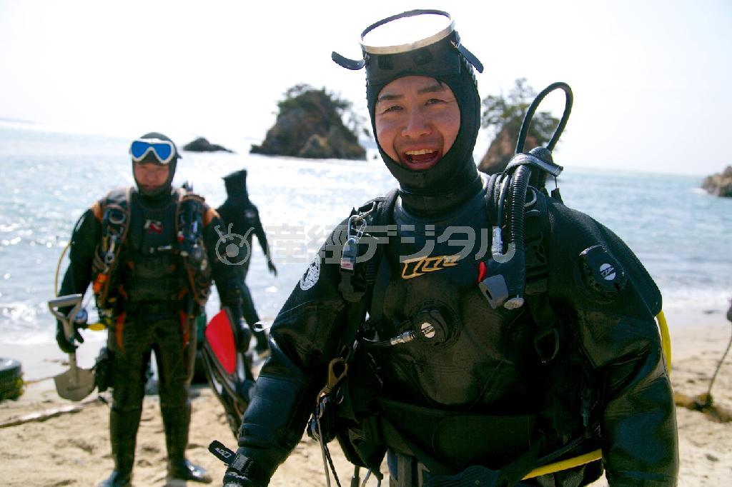 海中のがれきの撤去活動を続けるダイビングショップ「Ｈｉｇｈ＿Ｂｒｉｄｇｅ」の高橋正祥さん＝２０１３（平成２５）年３月９日、宮城県石巻市（中央大学＿有志学生記者撮影）