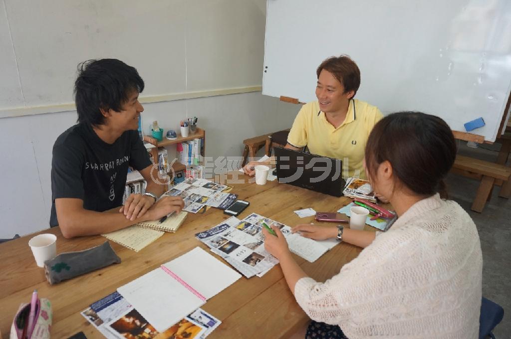「石巻をバージョンアップさせたい」と語る「ＩＳＨＩＮＯＭＡＫＩ＿２．０」の代表理事、松村豪太さん（中央）＝宮城県石巻市（中央大学＿有志学生記者撮影）