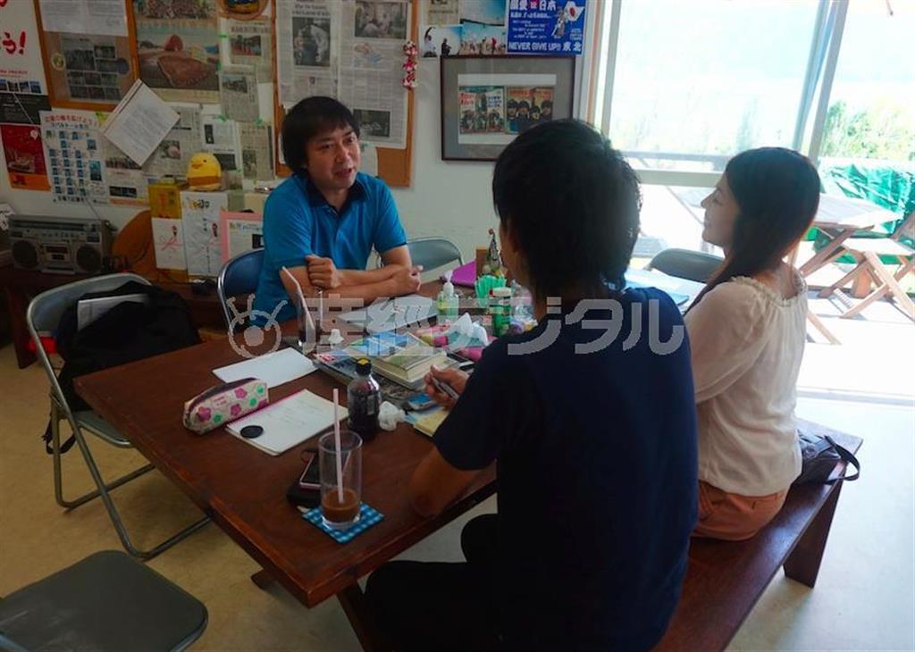 「地域の活性化に外部の人を巻き込むことが大切だ」と話すアスエノキボウ代表理事、小松洋介さん（左）＝宮城県牡鹿郡女川町（中央大学＿有志学生記者撮影）