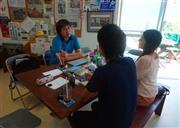 「地域の活性化に外部の人を巻き込むことが大切だ」と話すアスエノキボウ代表理事、小松洋介さん（左）＝宮城県牡鹿郡女川町（中央大学＿有志学生記者撮影）