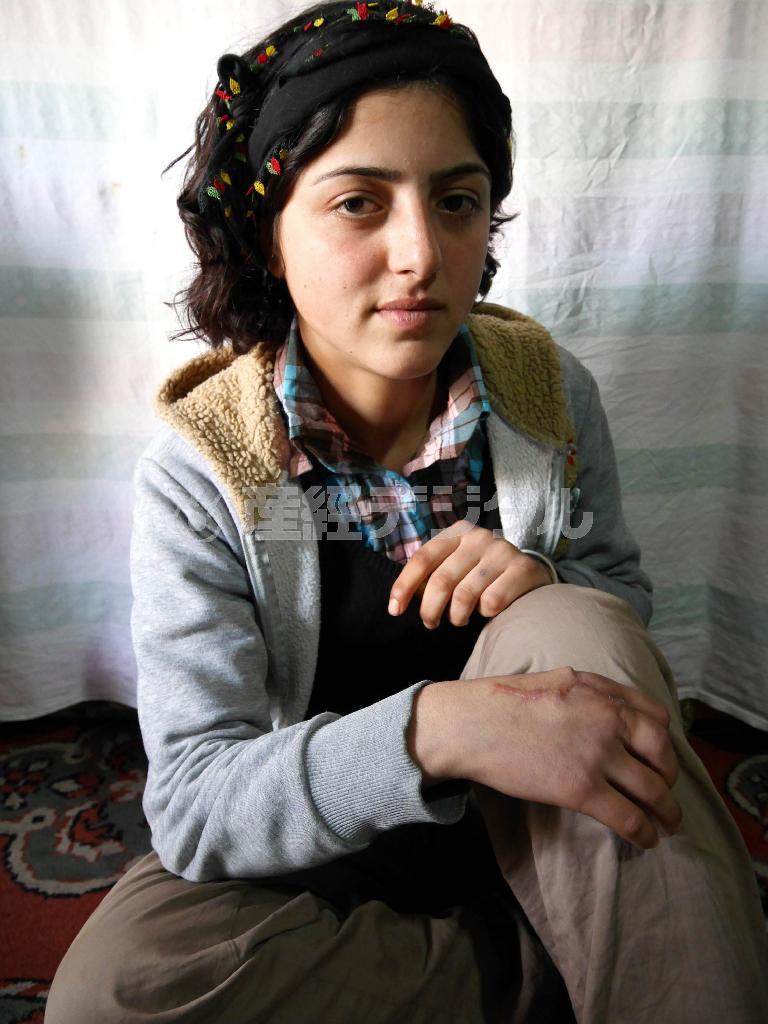 産経新聞のインタビューにこたえるクルド人女性兵士、アワズ・ジーヤさん＝２０１５年１月２７日、トルコ・スルチ（内藤泰朗撮影）