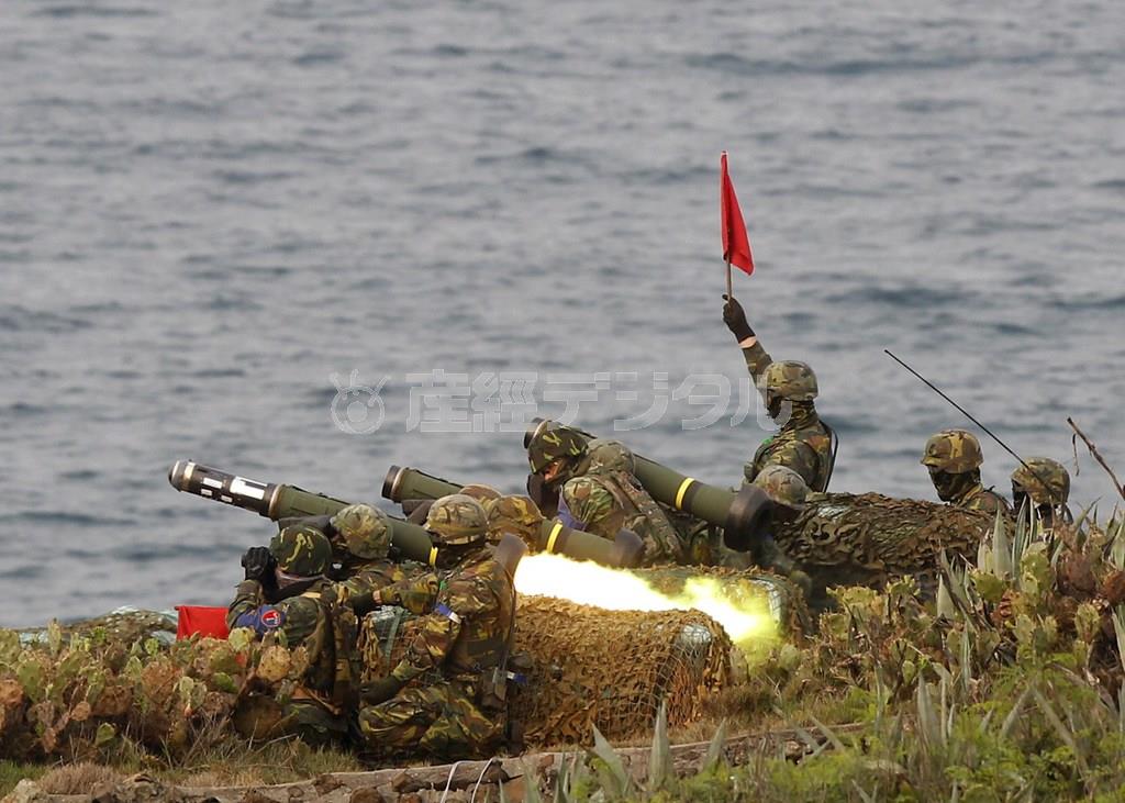 台湾の澎湖（ほうこ）諸島でミサイル発射演習を行う陸軍部隊。中台接近にともなう軍人の士気低下で、台湾の軍隊では中国スパイ網の浸透が懸念されている＝２０１３年４月１７日（ロイター）