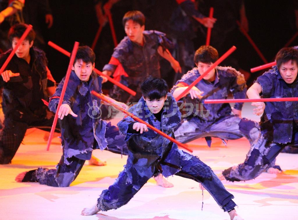 舞台公演「ＢＬＵＥ」は、青森大学新体操部と青森山田高校男子新体操部のメンバーも活躍。通常なら個人競技で使用されるスティックを手にして力強い群舞を披露した＝２０１５年１月２４日、青森県青森市堤町の「リンクステーションホール青森」（田中幸美撮影）