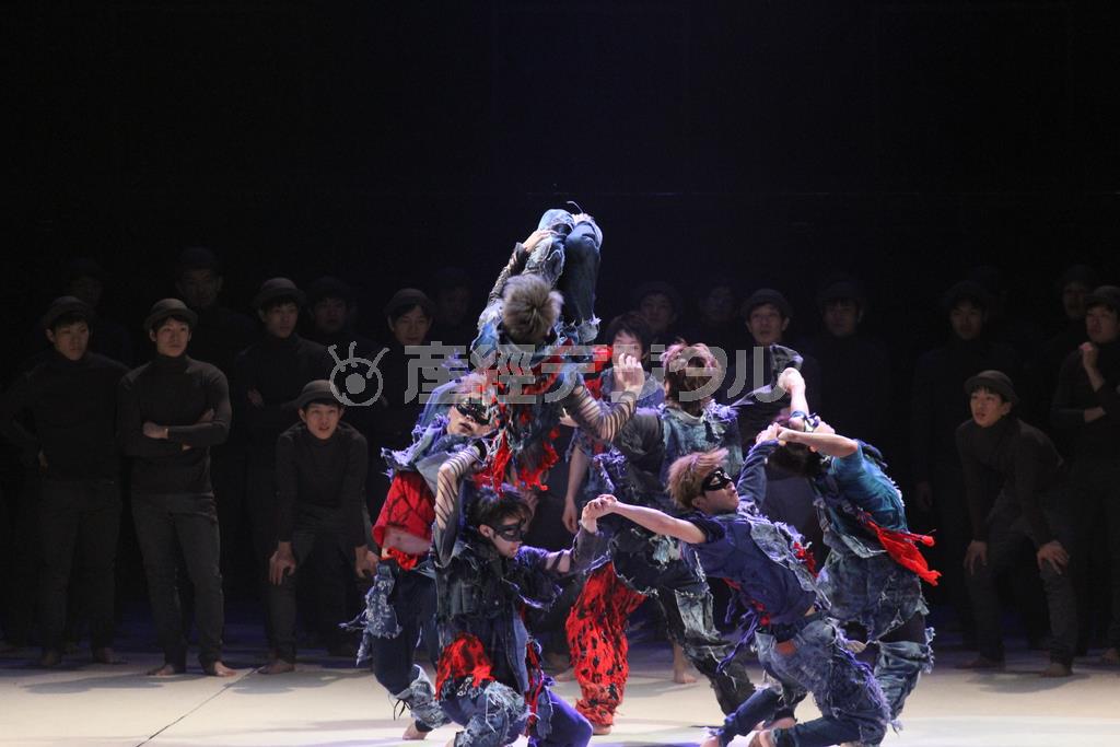 メンバーが作った輪の中に１人が宙返りをして入る大技を披露する「ＢＬＵＥ＿ＴＯＫＹＯ」＝２０１５年１月２４日、青森県青森市堤町の「リンクステーションホール青森」（田中幸美撮影）