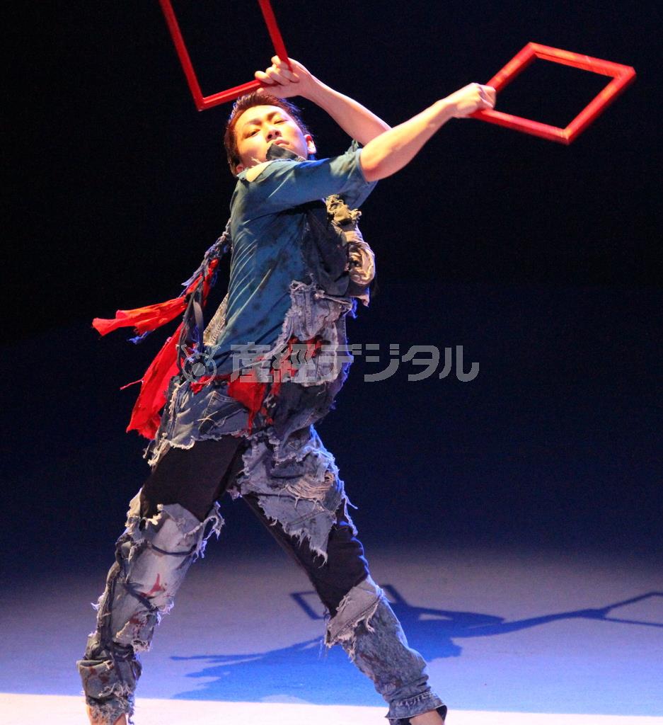 「ＢＬＵＥ」の舞台では随所に「ＢＬＵＥＴＯＫＹＯ」メンバーによるソロが見られた。椎野健人さんは額縁を手にコミカルなダンスを披露＝２０１５年１月２４日、青森県青森市堤町の「リンクステーションホール青森」（田中幸美撮影）