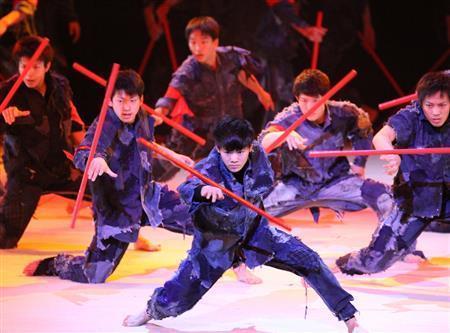舞台公演「ＢＬＵＥ」は、青森大学新体操部と青森山田高校男子新体操部のメンバーも活躍。通常なら個人競技で使用されるスティックを手にして力強い群舞を披露した＝２０１５年１月２４日、青森県青森市堤町の「リンクステーションホール青森」（田中幸美撮影）