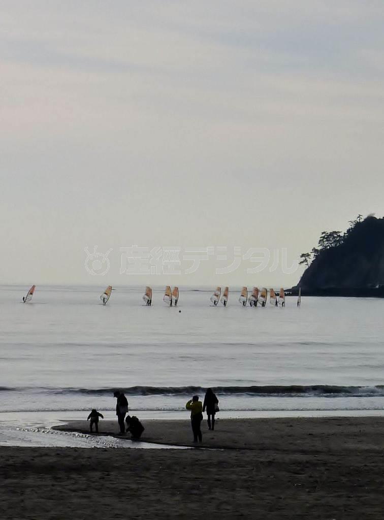 遠く海上でウインドサーフィンを楽しむ人たちの姿も＝２０１５年１月２５日、神奈川県鎌倉市