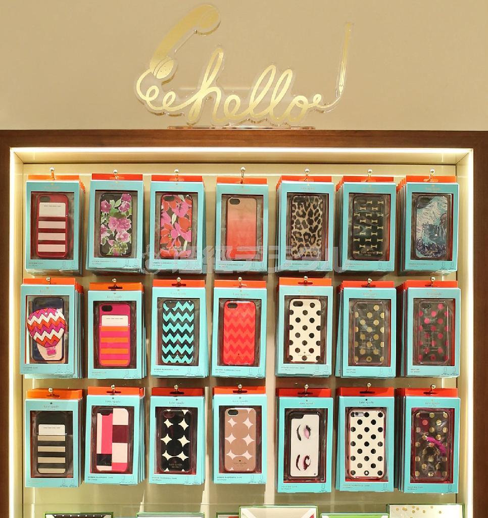 ｉＰｈｏｎｅケースは新機種「６」向けが大人気、気球やウインク柄など遊び心満載のデザインも。「５」「５Ｓ」とも３８００円＝２０１５年１月２８日、東京都中央区（宮崎裕士撮影）