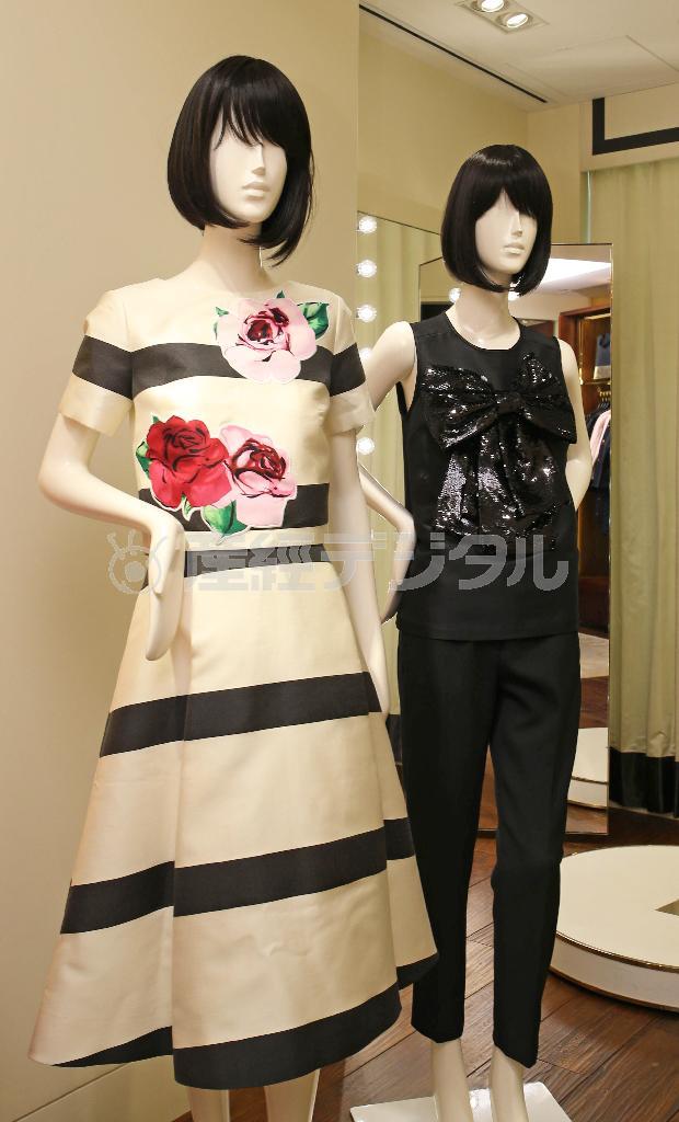 ワンランク上の「マディソン・アベニュー・コレクション」のセットアップ２点は銀座店限定の商品を中心とするコーディネート。左はフラワー柄トップス（５万３０００円）とボーダースカート（８万５０００円）。右は黒リボンつきトップス（９万円）と黒パンツ（６万５０００円）の組み合わせ＝２０１５年１月２８日、東京都中央区（宮崎裕士撮影）