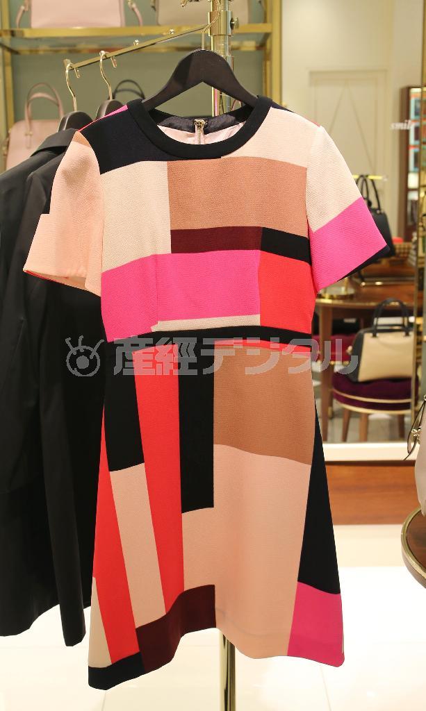 グラフィックなデザインと鮮やかな色使いのカラーブロックワンピース（４万５０００円）はケイト・スペードの特徴をよく表している＝２０１５年１月２８日、東京都中央区（宮崎裕士撮影）