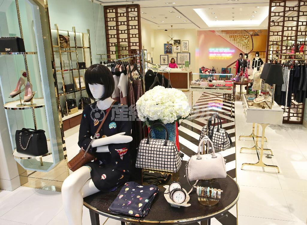 東京・銀座の旗艦店では衣料からバッグ、靴、時計やアクセサリーなどトータルファッションがそろう＝２０１５年１月２８日、東京都中央区（宮崎裕士撮影）