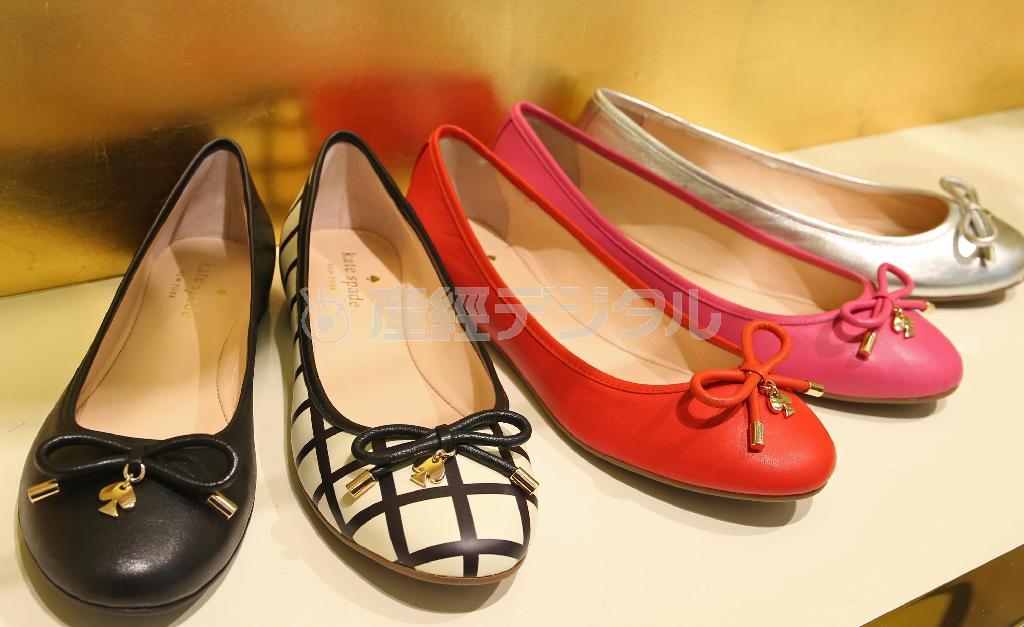 大人気のバレエシューズはケイト・スペードのスカートに合わせて履くとぴったりで、いろいろな色やデザインがそろう（２万５０００円）＝２０１５年１月２８日、東京都中央区（宮崎裕士撮影）