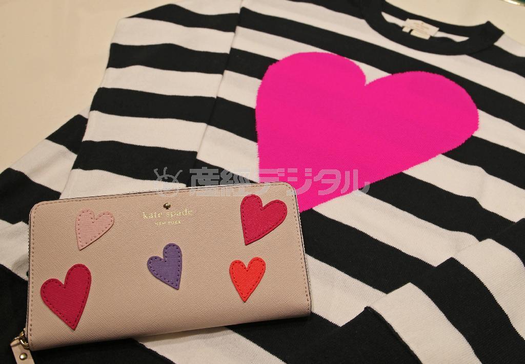 ２月の新作には大胆なハート柄のセーターも（３万５０００円）。同じハート柄の長財布（３万１０００円）を持つと、よりおしゃれに＝２０１５年１月２８日、東京都中央区（宮崎裕士撮影）