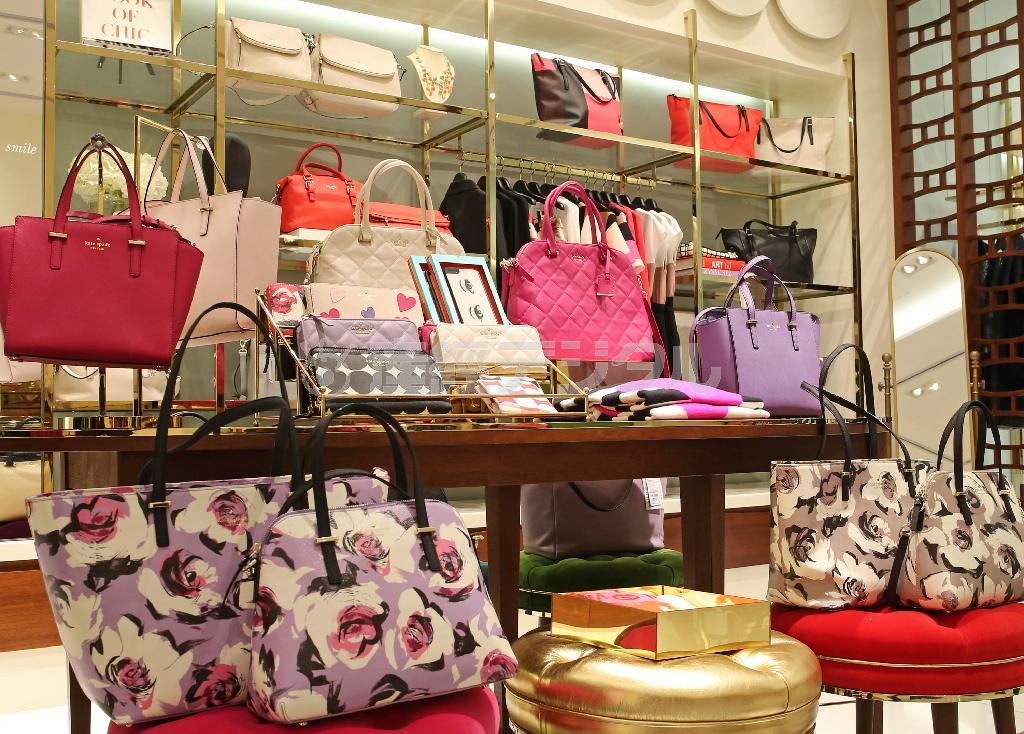 色、柄ともにさまざまなデザインがそろう。バラの花柄バッグ（左下と右下）は大３万８０００円、小４万１０００円。スクエアバッグ小（上段左端と右端）４万５０００円、大（上段の左から２番目）５万４０００円。キルティングバッグ（上段右から２、３番目）６万７０００円＝２０１５年１月２８日、東京都中央区（宮崎裕士撮影）