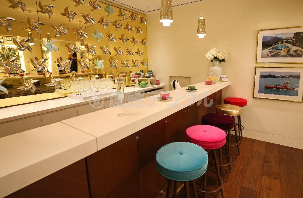 旗艦店の３階にはバーカウンター、イベントで活用するほか、休日には無料でソフトドリンクを提供している＝２０１５年１月２８日、東京都中央区（宮崎裕士撮影）