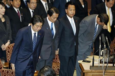 参院予算委で２０１４年度補正予算案が可決されて一礼する（左から）安倍首相、麻生財務相、甘利経済再生相ら＝３日午後