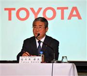 決算発表をするトヨタ自動車の佐々木卓夫常務役員＝４日、東京都文京区（田邉裕晶撮影）