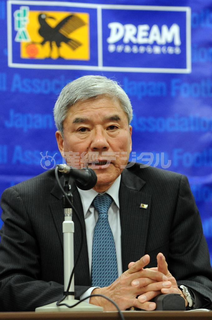 サッカー日本代表のハビエル・アギーレ監督の解任を発表する大仁邦彌（だいに・くにや）・日本サッカー協会会長＝２０１５年２月３日、東京都文京区（高橋朋彦撮影）